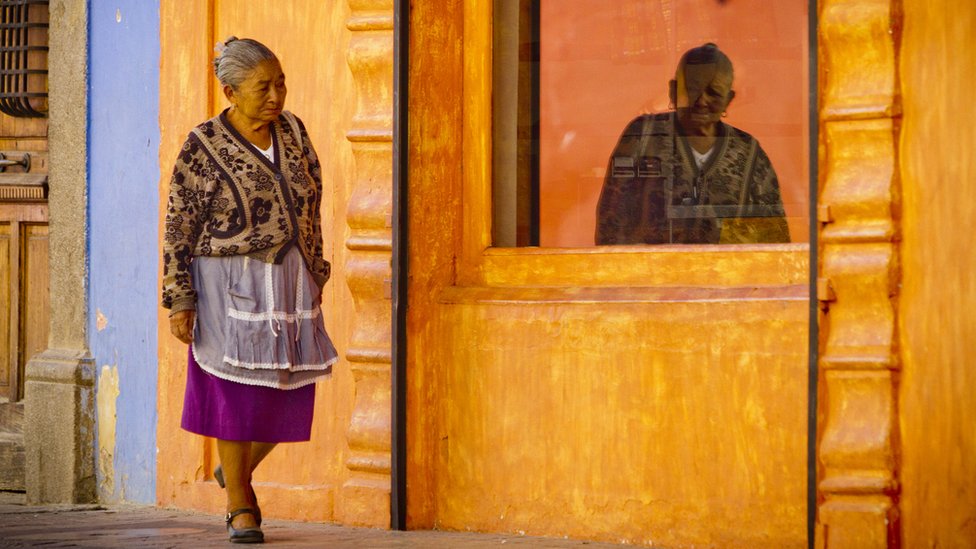 Mujer caminando en Guatemala