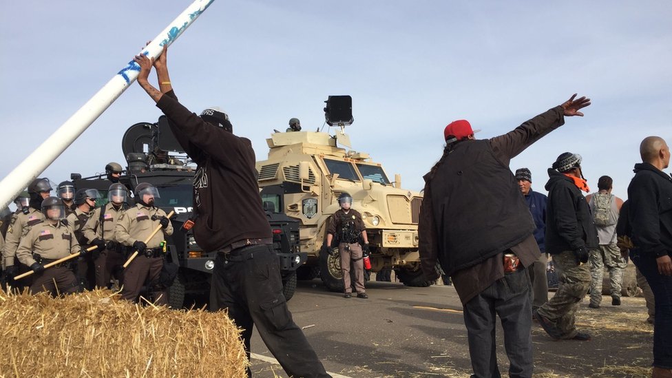 Протестующие на трубопроводе Dakota Access столкнулись с правоохранительными органами в четверг, 27 октября 2016 г., недалеко от Пушечного ядра, Северная Дакота