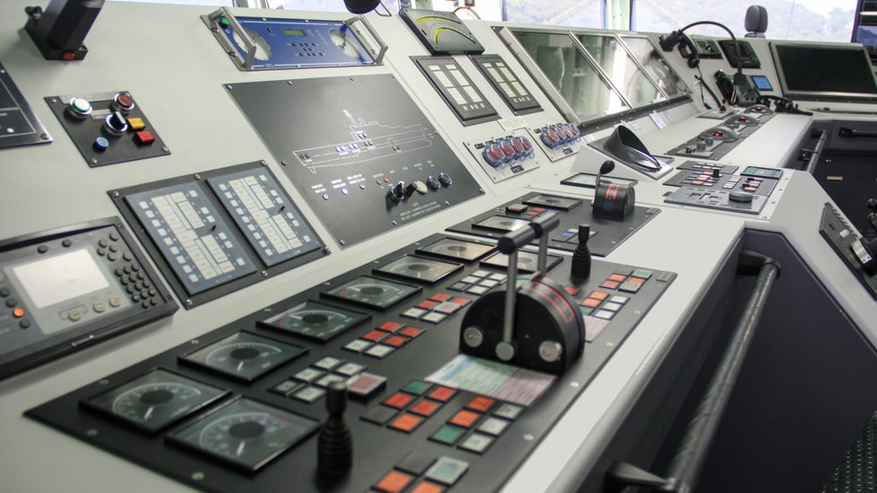 Los sistemas de control de los barcos suelen estar conectados a internet. sala de control del barco