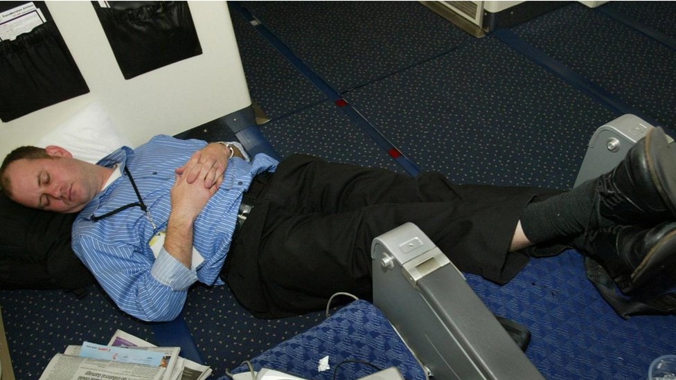 Hay pasajeros que se tiran en los pasillos, lo cual va contra las reglas de seguridad y pone en riesgo la integridad física. Un pasajero dormido en el pasillo de un avión