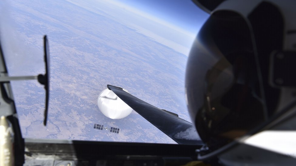 Selfi en el que aparece el globo chino derribado