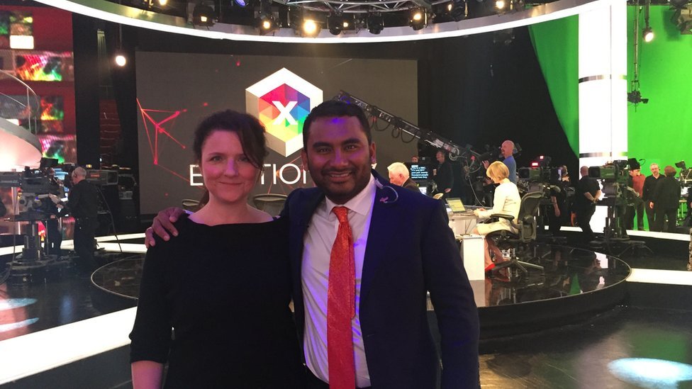 Амол Раджан и медиа-продюсер Элизабет Нидхэм-Беннетт на BBC Elstree в ночь выборов.