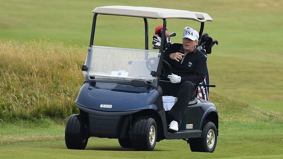 Дональд Трамп в гольф-багги