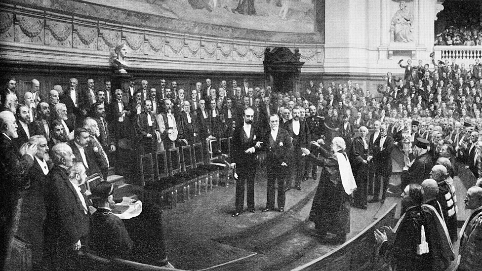 Lister (subiendo los escalones) se apresta a saludar al gran químico en las celebraciones por el 70º cumpleaños de Pasteur en la Sorbona, París, en 1892