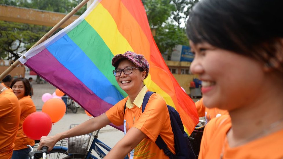 VN: Tranh cãi chuyện trường không cho nam nữ ngồi chung, LGBT phải ngồi riêng - BBC News Tiếng Việt