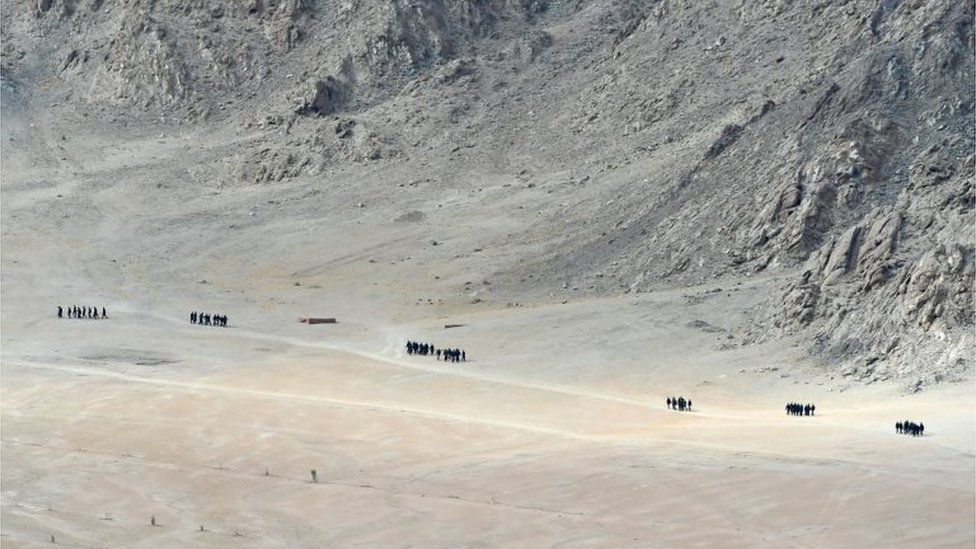 Soldados indios caminan a los pies de una cadena montañosa cerca de Leh, la capital del territorio de Ladakh, el 25 de junio de 2020.