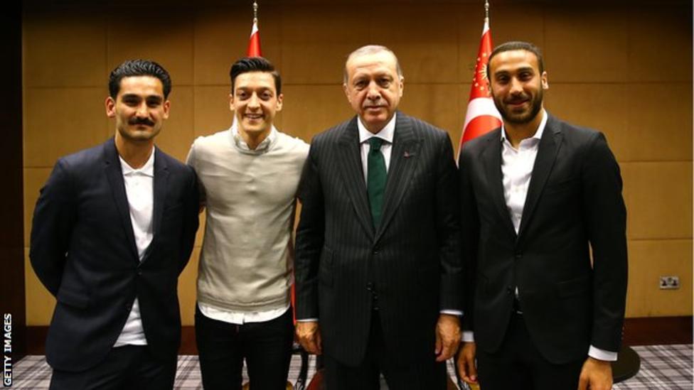 Ilkay Gundogan, Mesut Ozil dan Cenk Tosun berfoto dengan Presiden Erdogan.