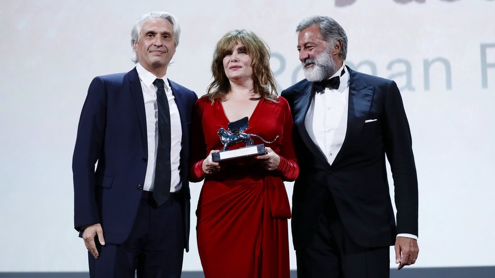 Продюсер Ален Гольдман, актер Эммануэль Сенье и сопродюсер Лука Барбарески получили награду за фильм «Офицер и шпион» на Венецианском кинофестивале, 7 сентября 2019 г.