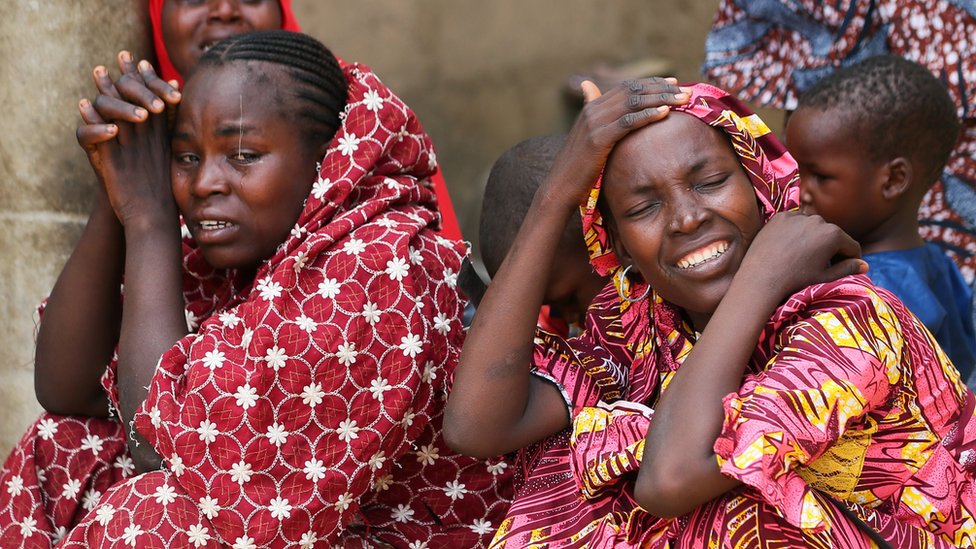 Две женщины рыдают в Дапчи. Нигерия