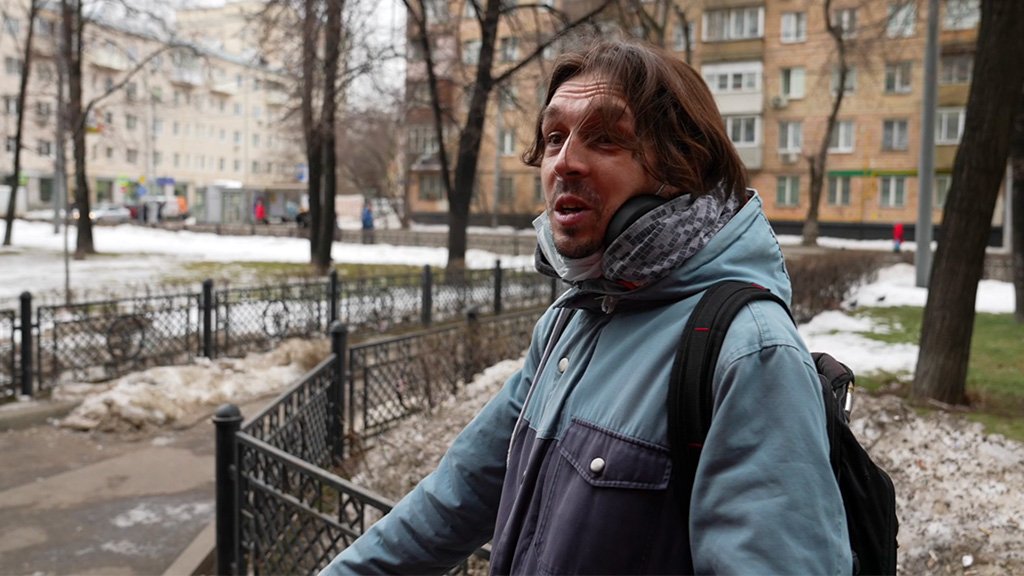 Moskova sokaklarında bir adam