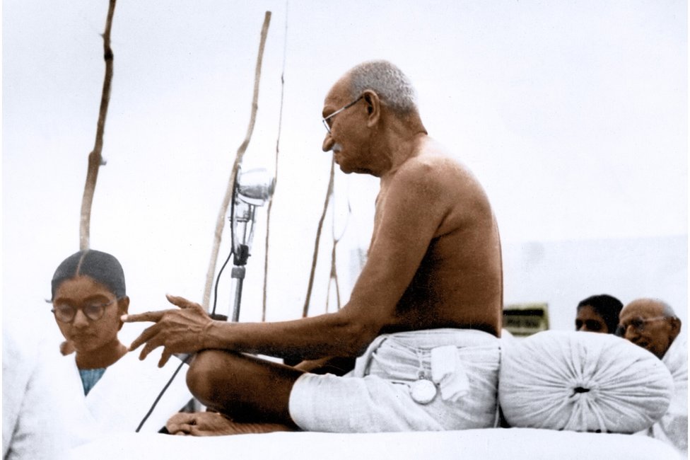 Mahatma Gandhi hablando, India, 1946. A la izquierda: Manu Gandhi.