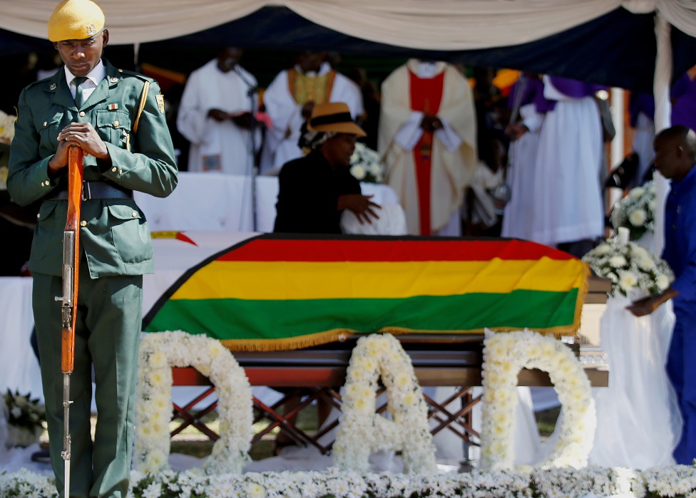 Солдат у гроба Роберта Мугабе