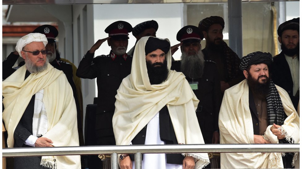 O ministro do Interior do Talibã, Sirajuddin Haqqani, e o vice-primeiro-ministro do Talibã, Abdul Salam Hanafi, participam de uma cerimônia de formatura para novos recrutas da polícia afegã na academia de polícia em Cabul, em 5 de março de 2022