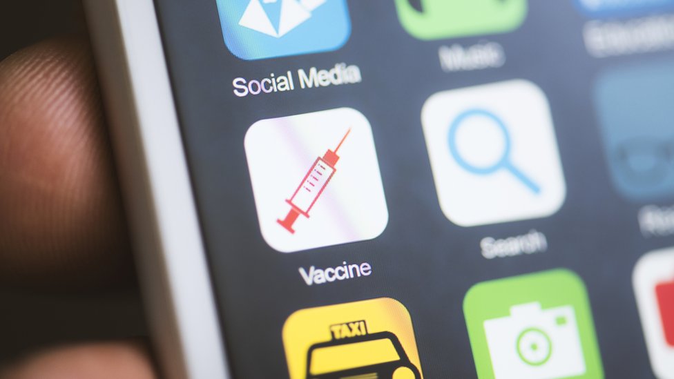 На экране смартфона показан макет приложения для вакцины