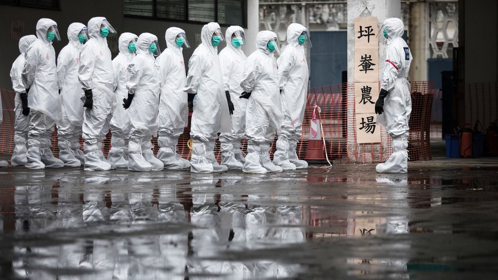 Trabajadores médicos chinos vestidos con equipos de protección.
