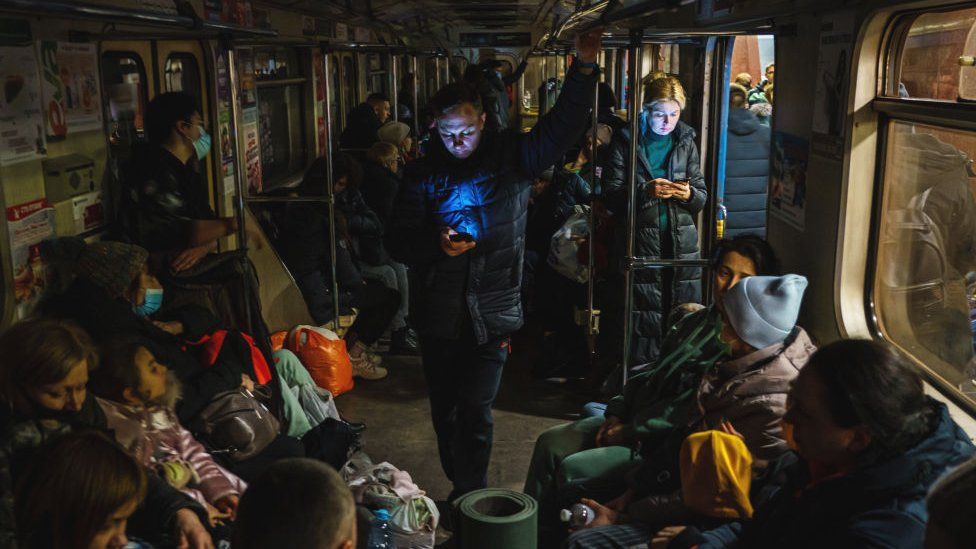 المئات من السكان لجأوا إلى محطات المترو تحت الأرض في مدينة خاركيف بأوكرانيا.