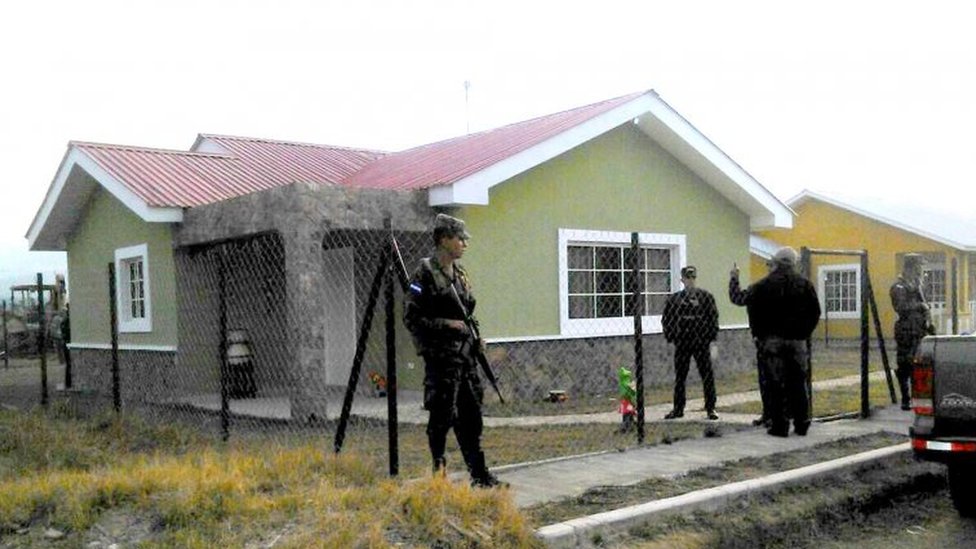Солдаты наблюдают за домом, где была убита гондурасская эколога Берта Касерес, в Ла-Эсперансе, в 200 км к северо-западу от Тегусигальпы, 3 марта 2016 года.
