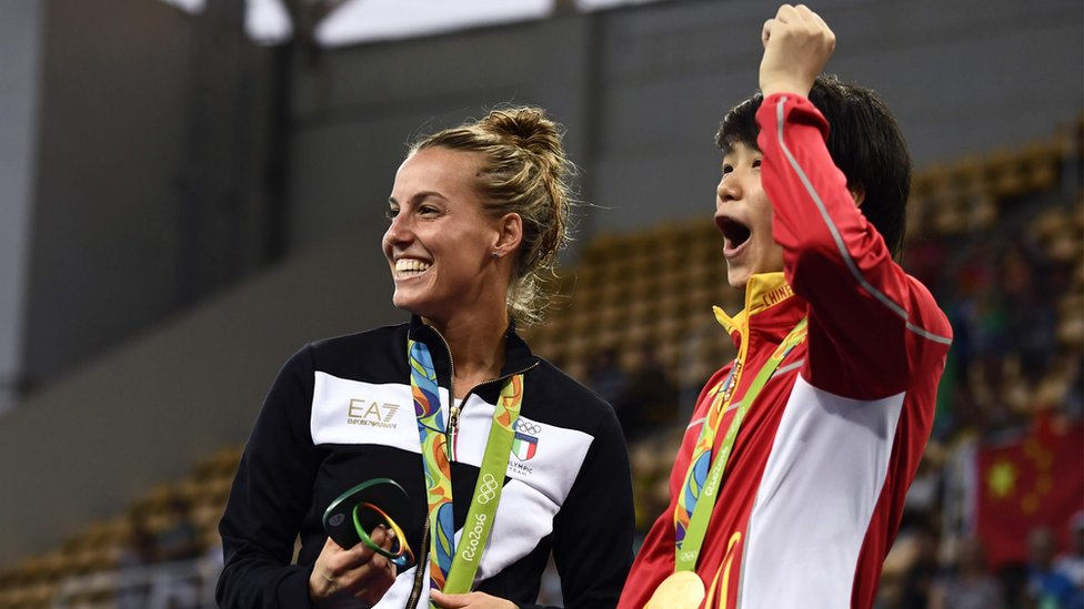 Золотая медалистка из Китая Ши Тинмао (справа) и бронзовая медалистка из Италии Таня Каньотто реагируют