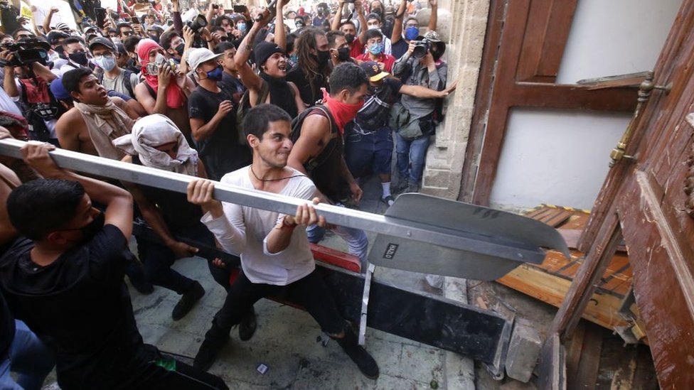 Gente asaltando durante una protesta por la muerte de Giovanni López