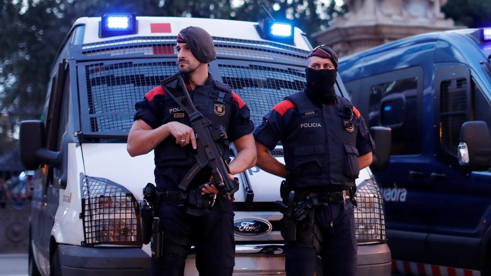 Региональная полиция Каталонии, Mossos d'Esquadra, охраняет здание парламента региональной ассамблеи в Барселоне, 10 октября 2017 г.