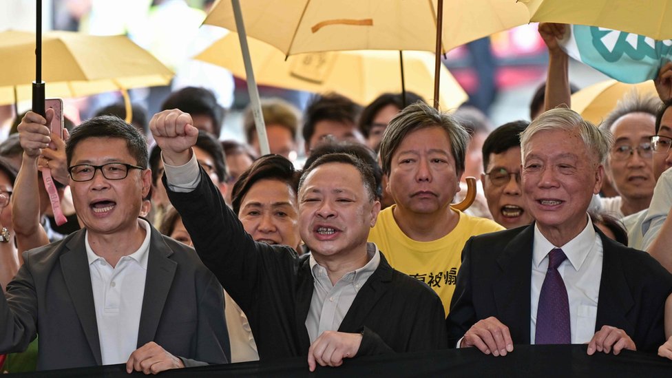 陳健民、戴耀廷和朱耀明（左至右）在一批支持者陪同下到法院聽取判刑。