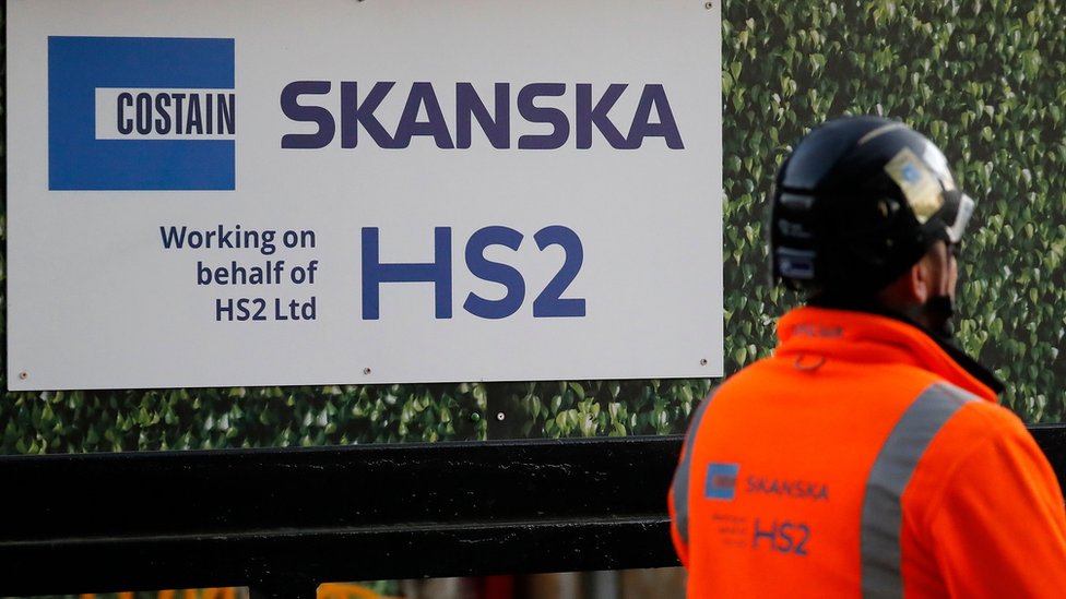 Знак HS2 / Skanska и рабочий