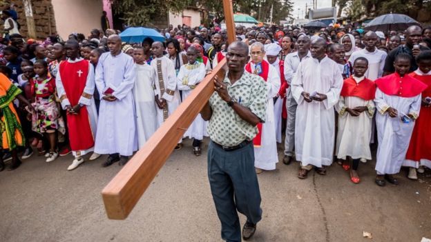 Perayaan Paskah harus disesuaikan dengan keadaan yang tak memungkinkan untuk pawai seperti di Kenya ini.