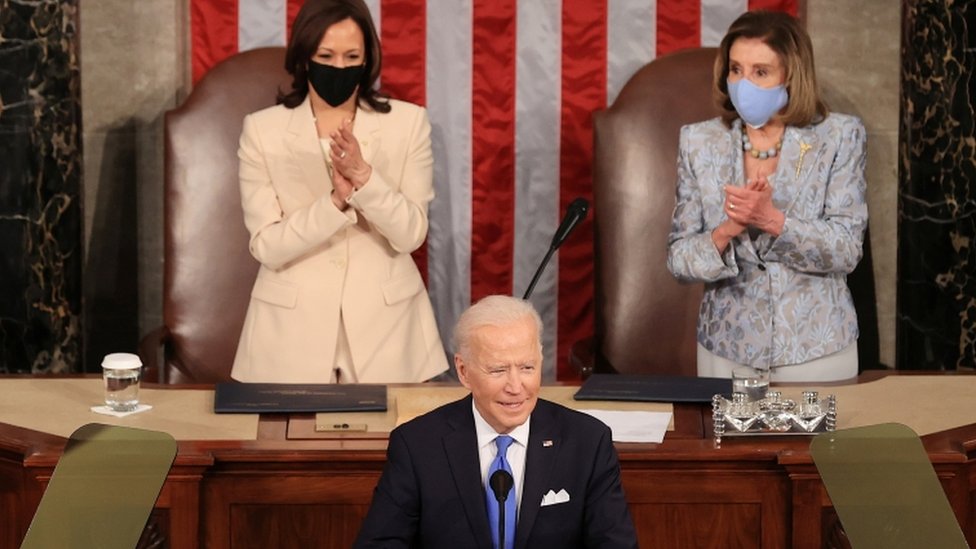 Na tribuna, Biden aparece em nível mais baixo, e Kamala Harris e Nancy Pelosi, em cima