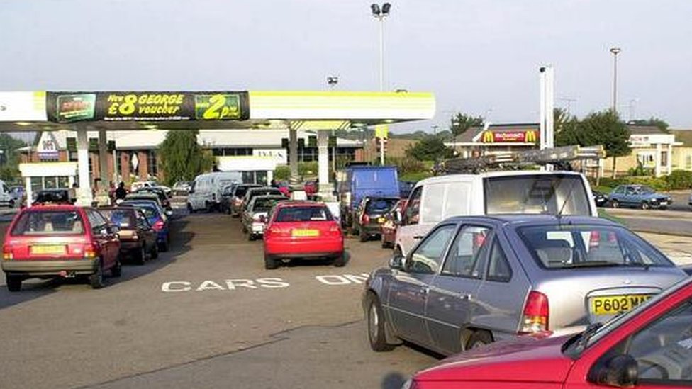 Автомобили в очереди за бензином во время нехватки топлива 2000 года
