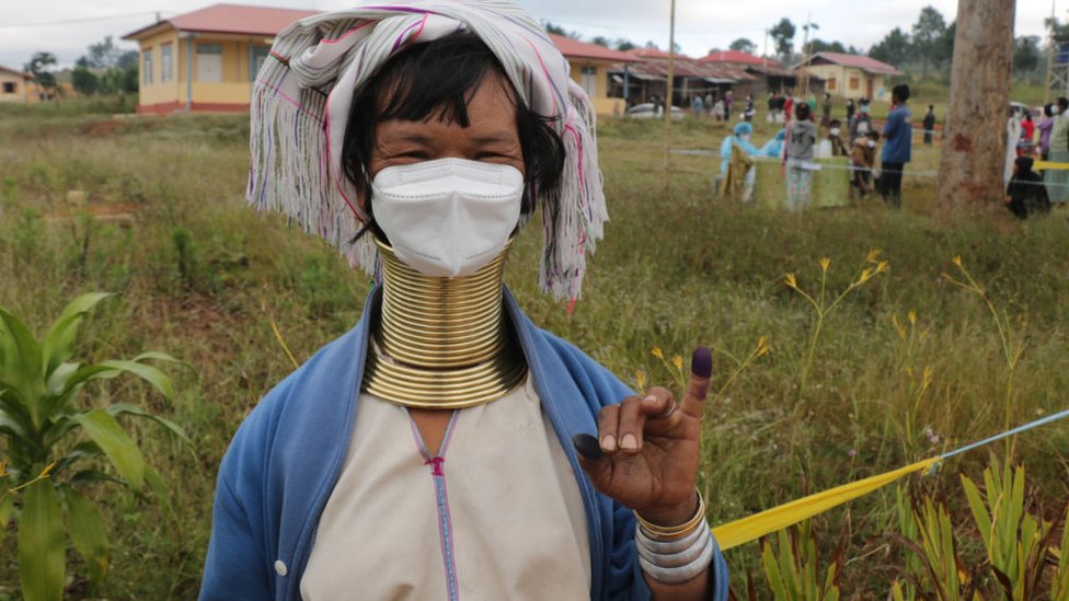 Una mujer de etnia kayan muestra su dedo entintado después de votar en un colegio electoral en Myanmar el 8 de noviembre de 2020.