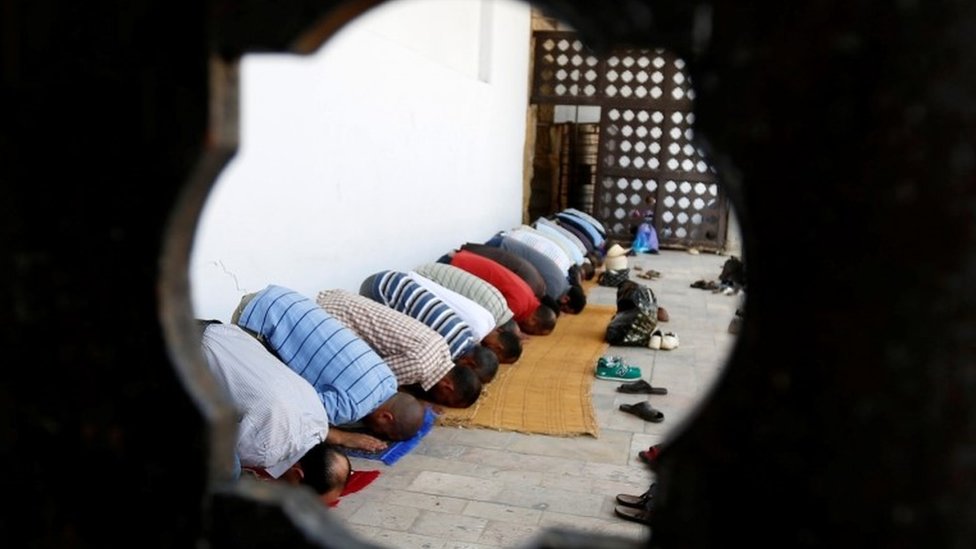 Un ginecólogo asegura que la sociedad de su país es dominada por los hombres. Men praying at a mosque in Tunis
