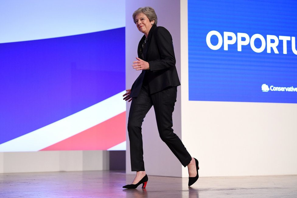 首相特蕾莎·梅踩著音樂舞步，一路跳著上台發表演講。