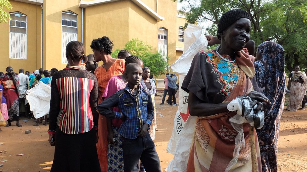 Женщины Южного Судана были вынуждены покинуть свои дома в очереди на недавние боевые действия, чтобы получить гуманитарную помощь, когда они разбили лагерь в католическом соборе Катора в Джубе, Южный Судан, 12 июля 2016 г.