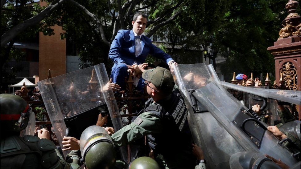 Juan Guaidó trepa la reja.