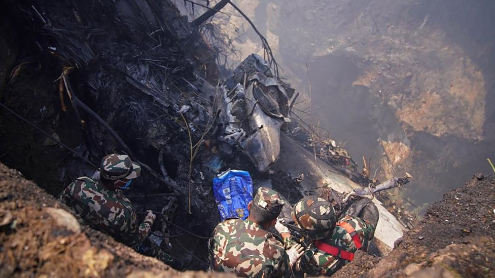 Rescatistas inspeccionan el lugar del accidente aéreo en Pokhara