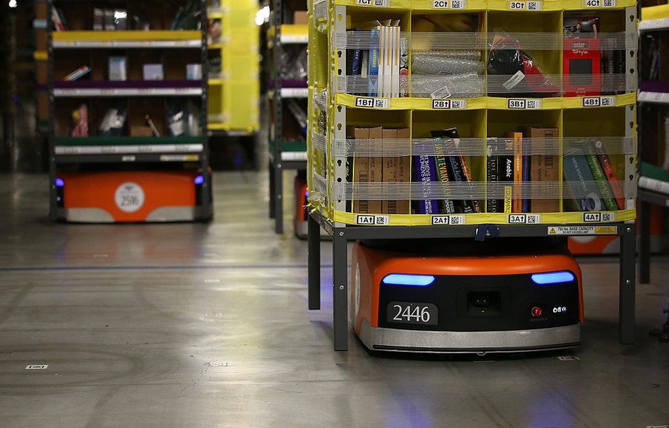 Роботы Kiva перемещают стеллажи с товарами вокруг склада Amazon