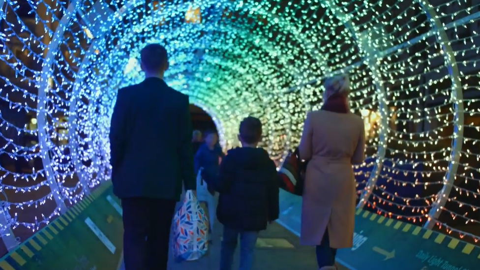 Световой туннель во время Фестиваля света в Лисбурне