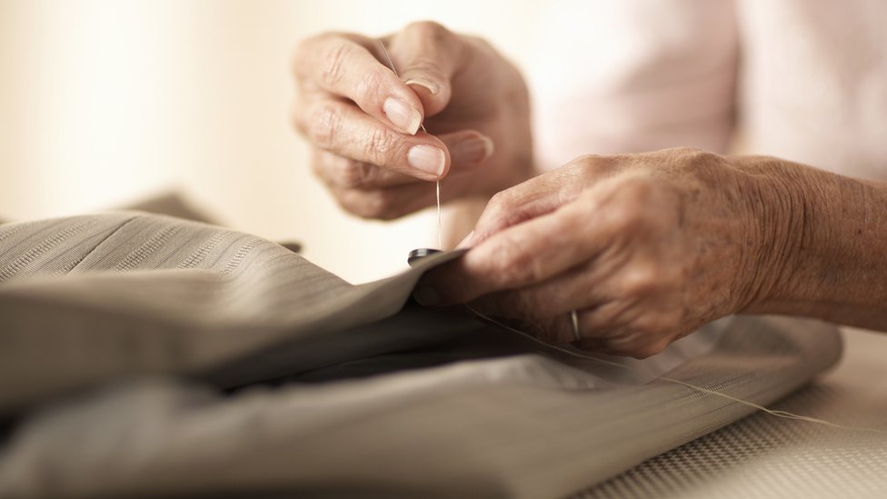 Los profesionales de la costura tienen una precisión un 80% mayor al calcular la distancia entre ellos mismos y los objetos. Manos cosiendo