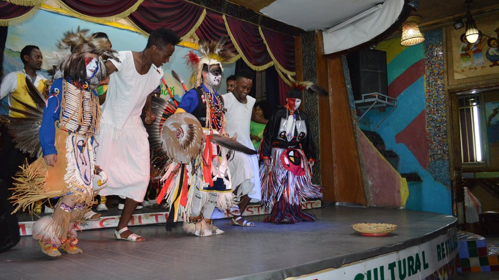Межкультурное мероприятие, организованное посольством США в Аддис-Абебе, с участием индейских танцев и традиционных эфиопских танцев.