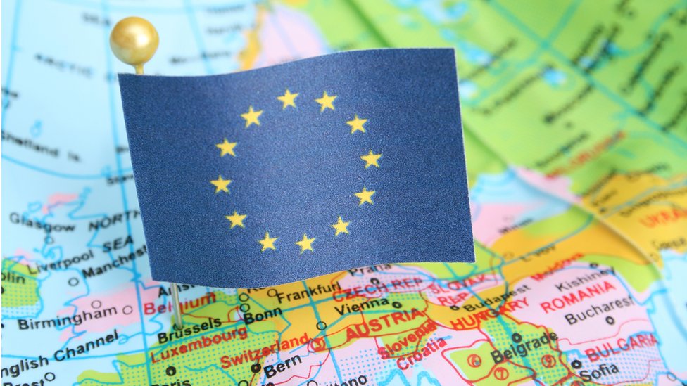 Bandera de la UE en mapa de Europa