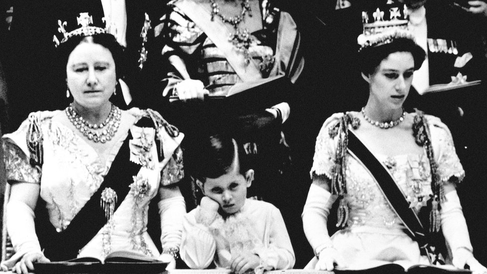 查爾斯國王四歲時在母親的加冕典禮上。