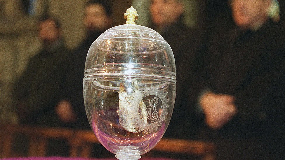 Corazon de Luis XVII en su urna de cristal.