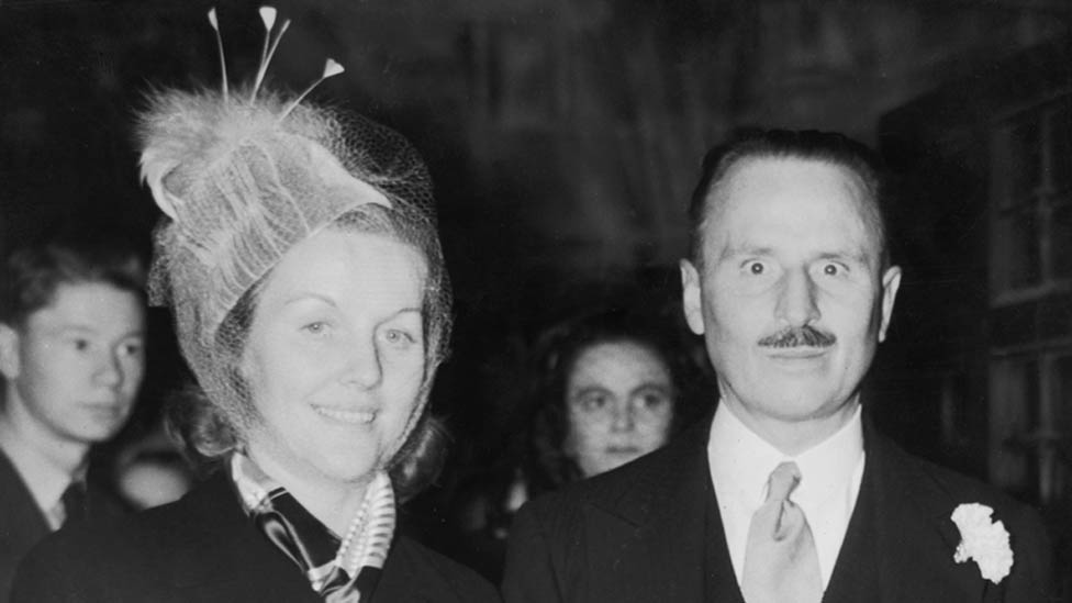 أوزوالد موزلي مع زوجته الثانية، ديانا ميتفورد عام 1947