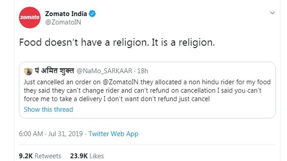 Твит @ZomatoIn, в котором говорится: «У еды нет религии. Это религия». Это цитата из твита @NaMo_SARKAAR, в котором говорится: «Только что отменили заказ на @ZomatoIN, они выделили неиндусского всадника для моей еды, они сказали, что не могут сменить всадника и не могут вернуть деньги при отмене, я сказал, что вы не можете заставьте меня принять доставку, которую я не хочу, не возвращайте деньги, просто отмените