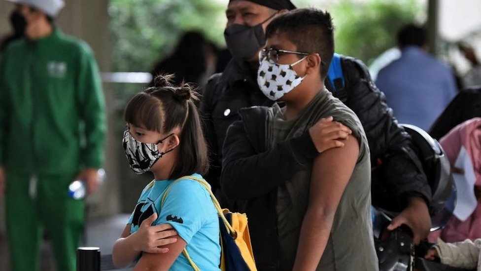Niños mexicanos reciben su vacuna de covid-19.