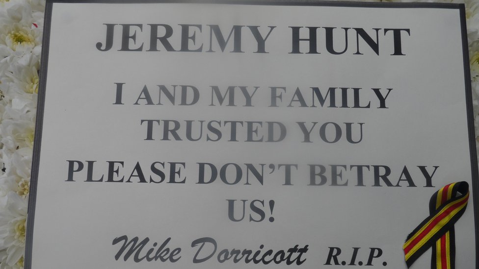 Мемориальная доска, размещенная возле офиса избирательного округа Джереми Ханта после смерти мистера Доррикотта