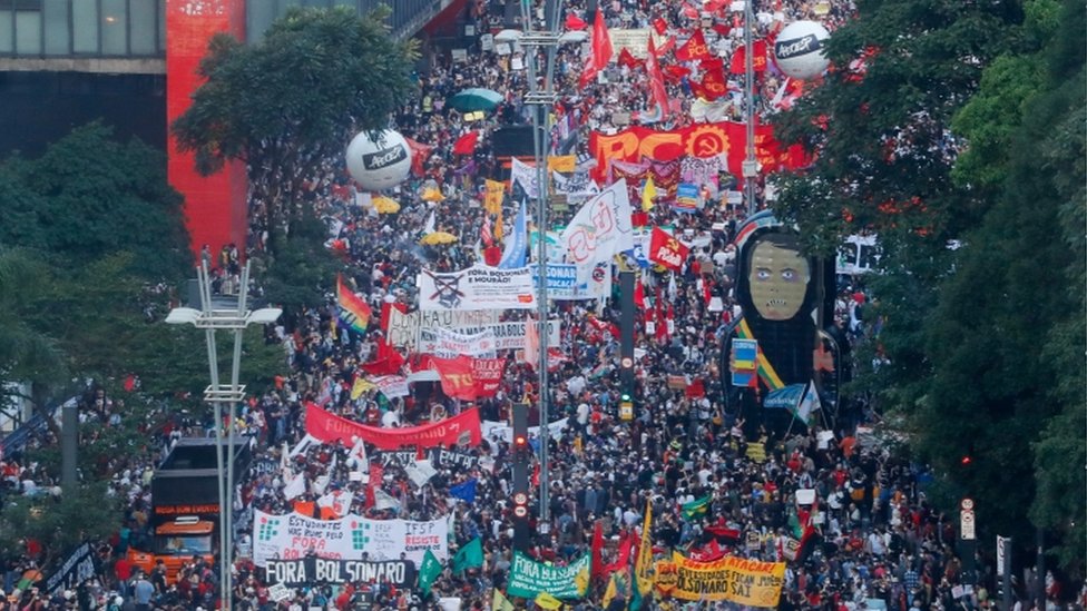 Foto aérea mostra multidão com bandeiras e cartazes perto do MASP