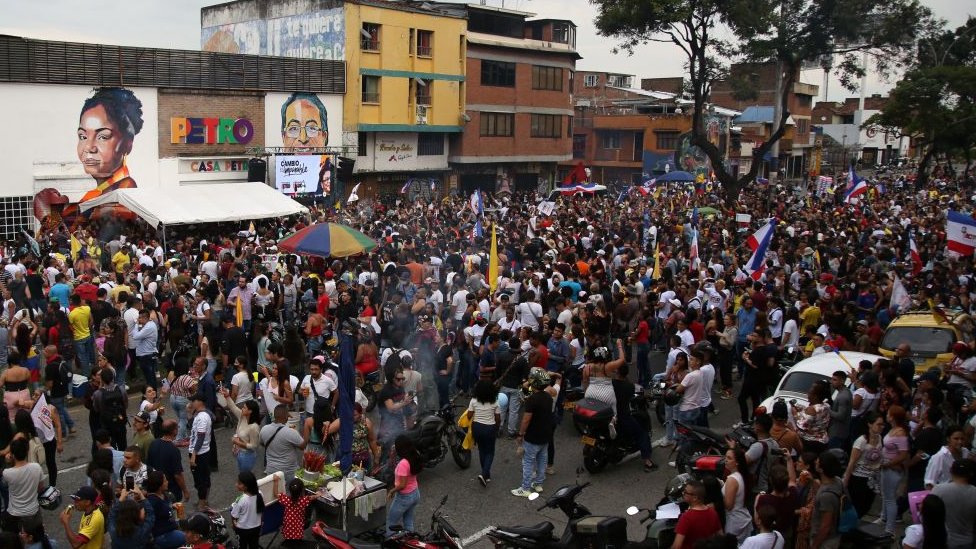 Una multitud se reunió para celebrar el triunfo de Petro en las calles.
