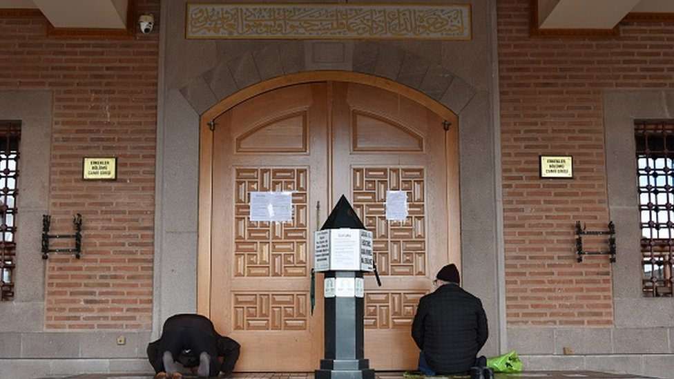 Ankara'da cuma namazını Hacı Bayram Camii'nin önünde kıldılar.