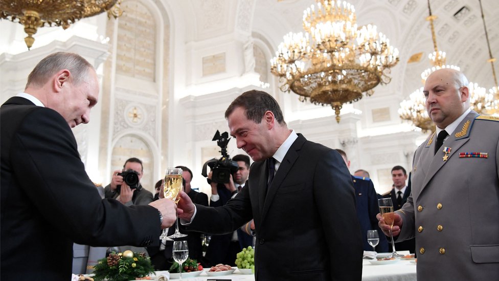 Vladimir Putin, Dimitri Medvedev e Sergei Surovikin na festa de coroação de soldados que lutaram na Síria.